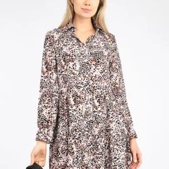 Styleboom Fashion Damen Mini Kleid Knopfleiste Allover Leo Print Braun Schwarz